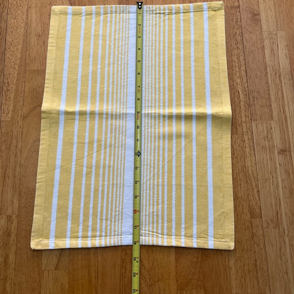 Place mats set of 4 🌷 NEVER USED 💕 Yellow and White 14” by 19” - Picture 3 of 5